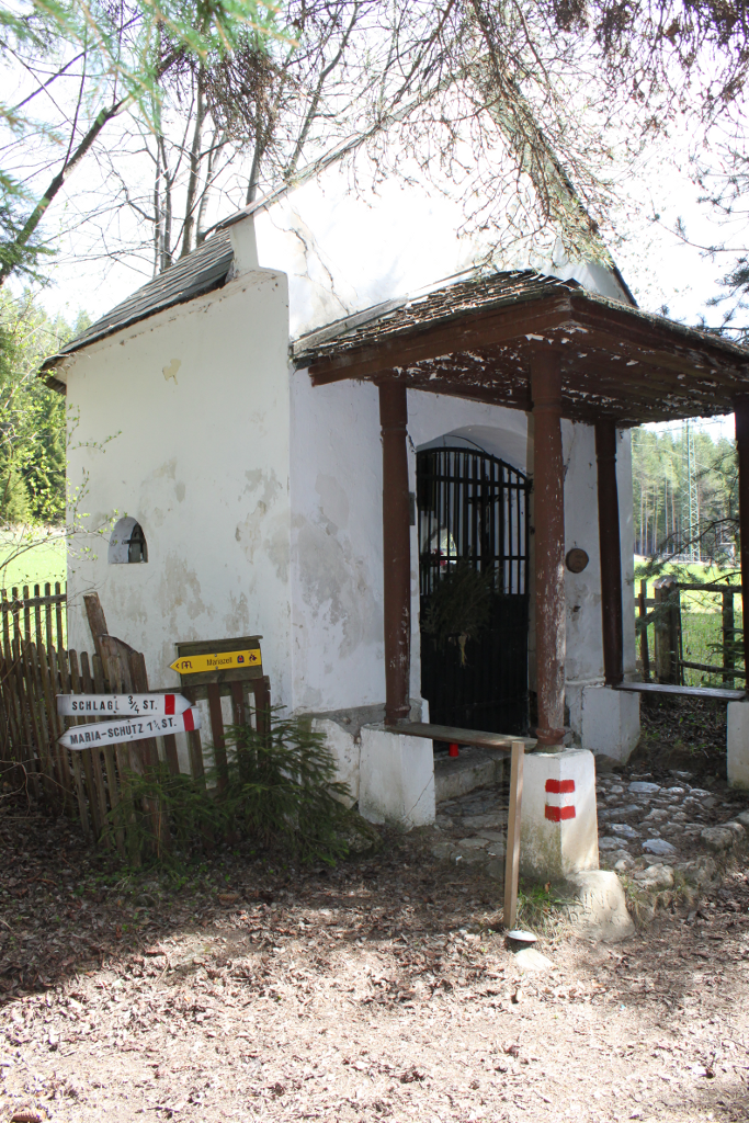 Abbildung 12: Die Schanz-Kapelle mit einem garstigen Wegweiser