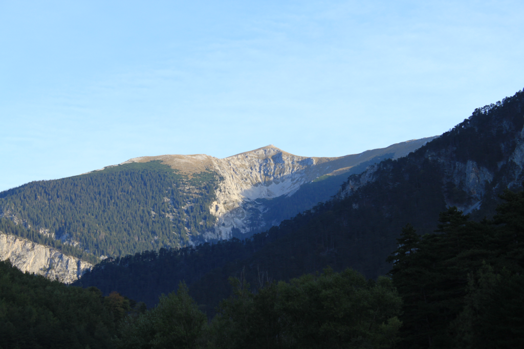 Abbildung 3: Blick von Hirschwang hinauf zum Schneeberg
