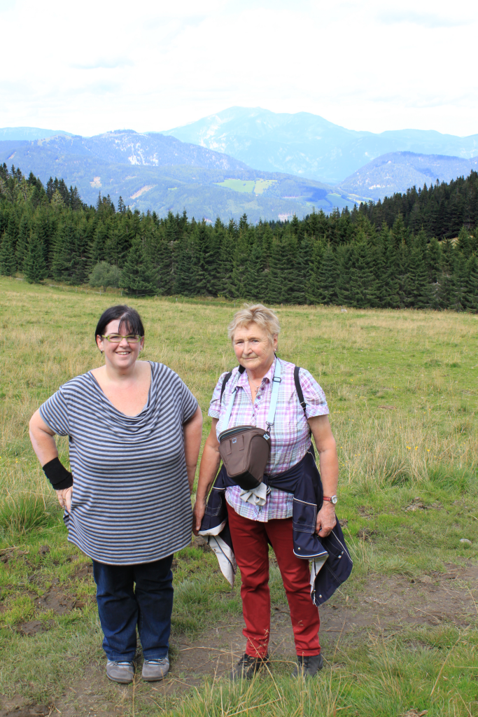 Abbildung 5: Verena und Oma kurz vor der Kranichberger Schwaig
