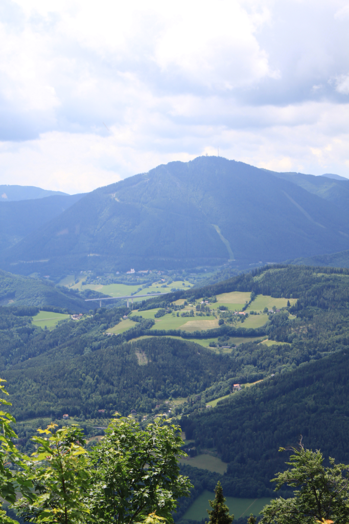 Abbildung 8: Ein kurzer Lichtblick auf den Sonnwendstein von der Terrasse der Waldburgangerhütte.