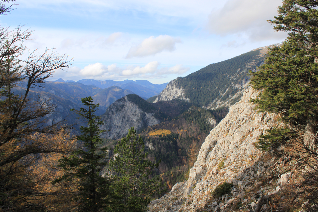 Ein Blick auf die umgebende Bergwelt beim Aufstieg auf den Krummbachstein