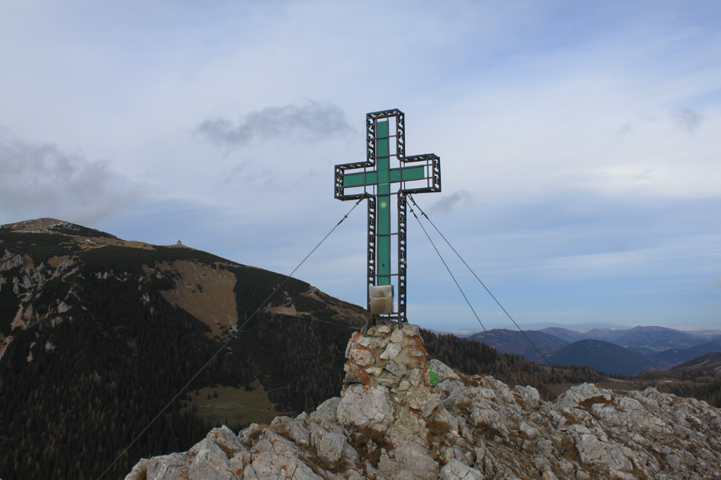 Das Gipfelkreuz vom Krummbachstein. Dahinter der Waxriegel und das Elisabeth-Kircherl vom Schneeberg