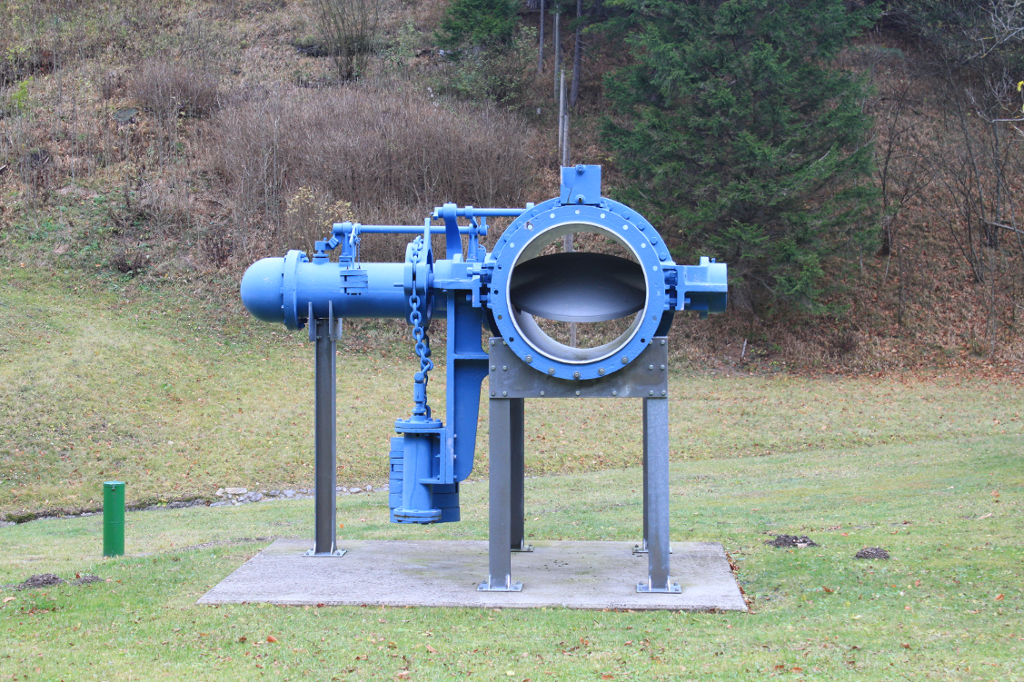 Eine Absperrung einer Wasserleitung im Garten des Wiener Hochquellenwasserleitung Museums