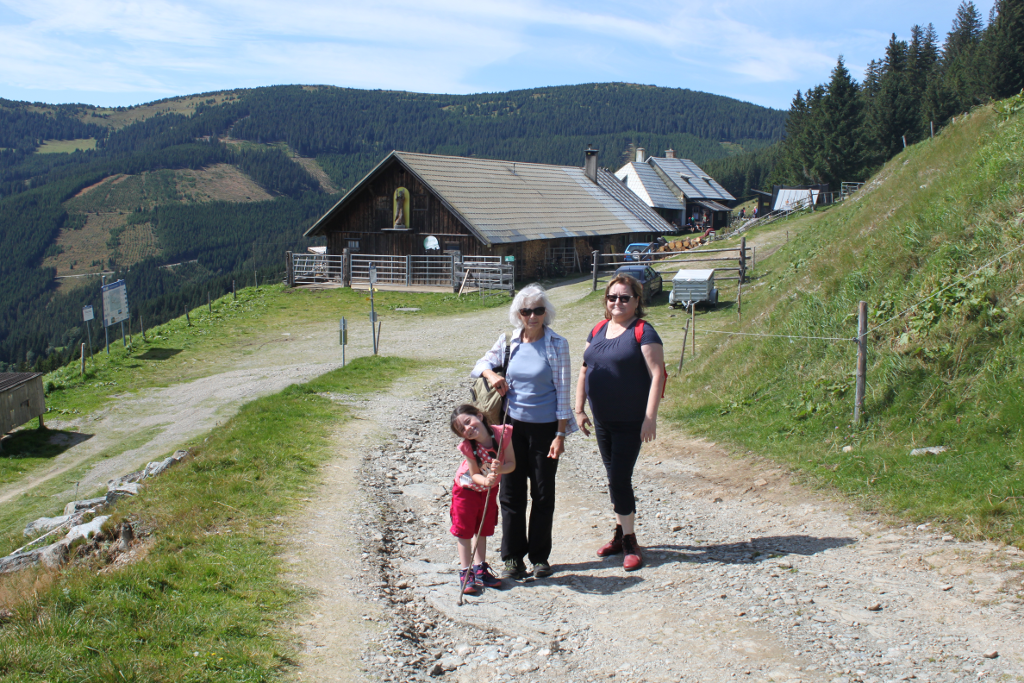 Abbildung 5:  Amelie, Tante Heidi und Mama kurz vor der Ankunft bei der Feistritzer Schwaig