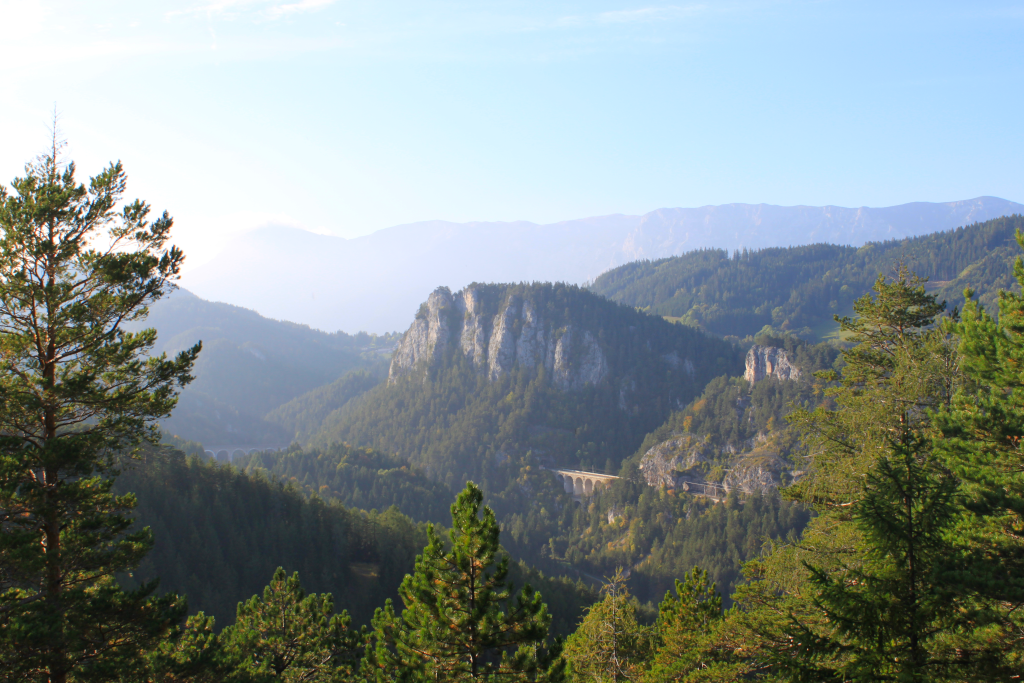 Abbildung 15:
      Der 20-Schilling-Blick zurück auf die Polleros-Wand vom Bahnwanderweg hinauf zum Semmering