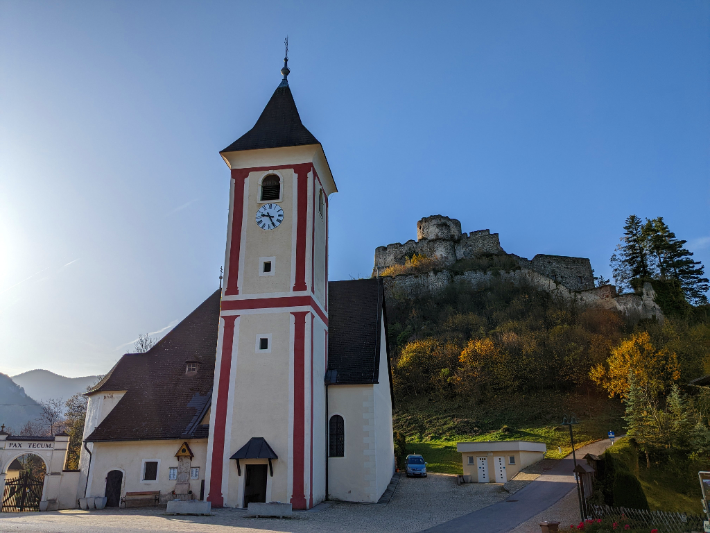 Abbildung 12:
      Die Kirche und die Burgruine Klamm