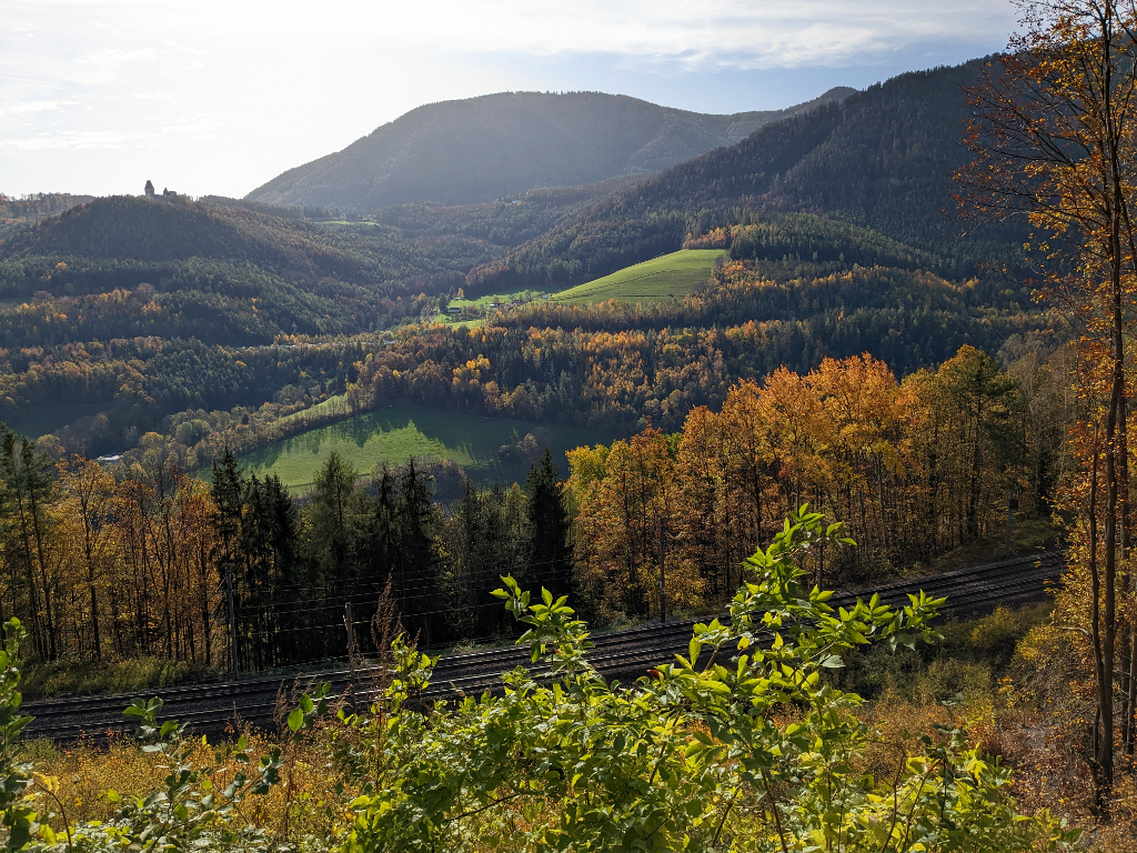 Abbildung 15:
      Blick auf Burg Wartenstein und den großen Otter knapp oberhalb der Bahntrasse