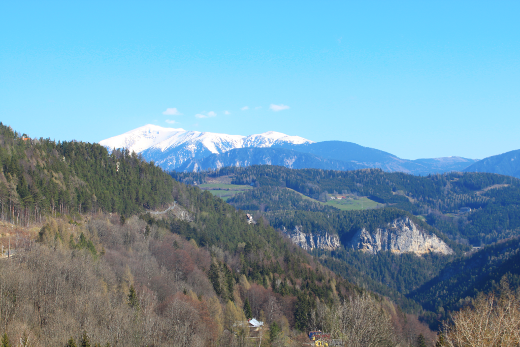 Abbildung 1:
      Ein erster Blick zum Schneeberg kurz nach dem Bahnhof Semmering