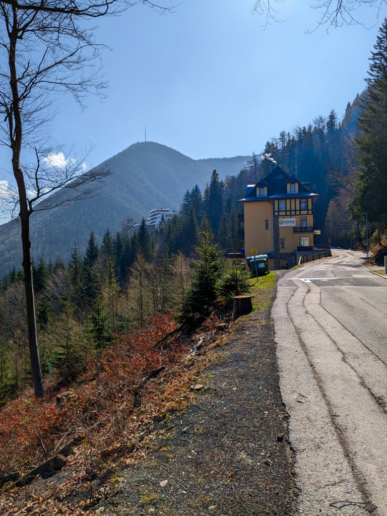 Abbildung 34
      Das Sporthotel am Semmering mit dem Sonnwendstein im Hintergrund