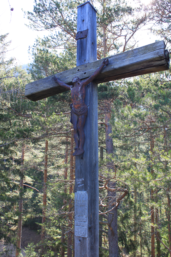 Abbildung 5:
      Ein Kreuz auf einer kleinen Anhöhe neben dem Weg