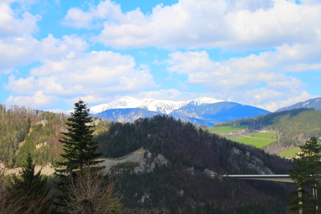 Abbildung 9:
      Der Blick auf den Schneeberg von der Aussichtsplattform vor der Kirche Maria Schutz